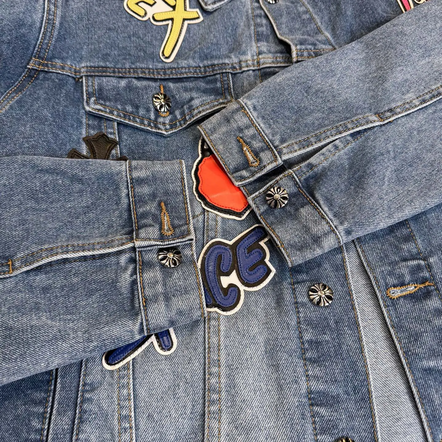 P350 ChromeHearts/Cro Hearts Cartoon Letter Chapter Cross Piece Leather Denim Jacket If you are obsessed with ChromeHearts, you can check it out. The same style for celebrities. Chrome Hearts is a very representative shirt jacket. The upper body of both men and women is really amazing, and it is also the same style as Yu Shuxin Angelababy! Recommended loose style for girls, super sweet! As soon as you go out, you will turn heads‼ ️This jacket is really eye-catching (the same style of pants is available) Color: light blue Size: S M L XL